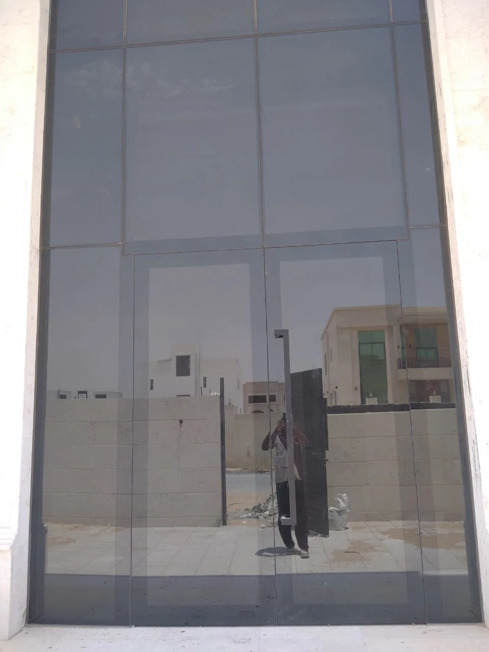 Aluminium-framed glass installation