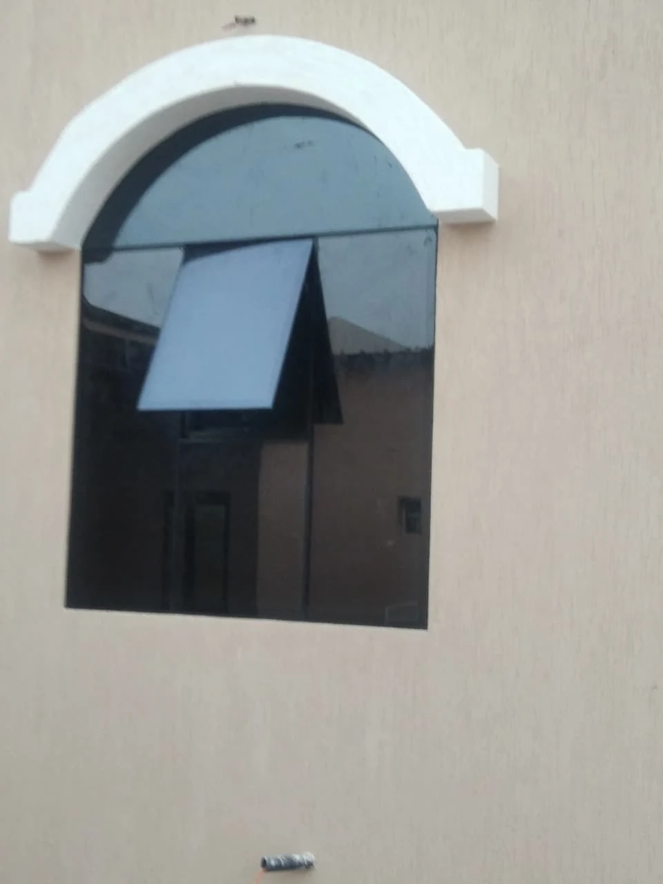 Arched window with an aluminium opening panel
