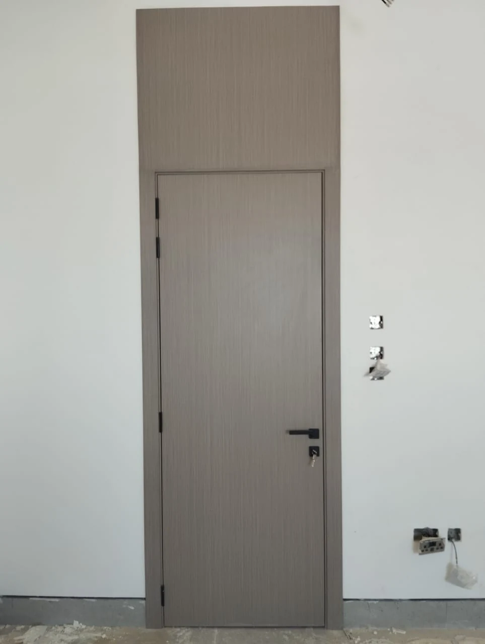 Minimal interior door